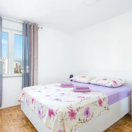 Apartament With A Parking Space - 22452 Split