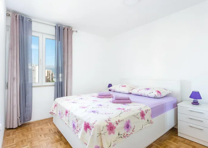 Apartman With Parking Space - 22452 Split