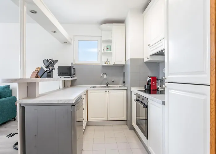 Apartman With Parking Space - 22452 Split